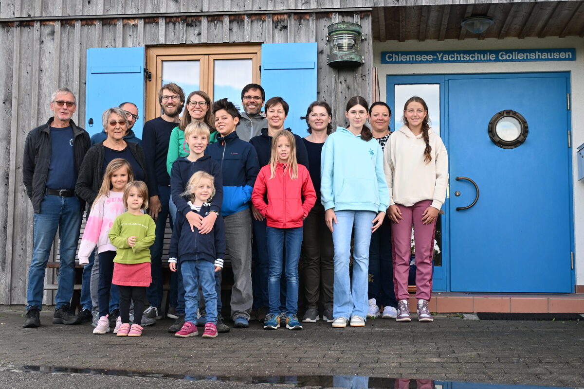 Gruppe vor dem Haus