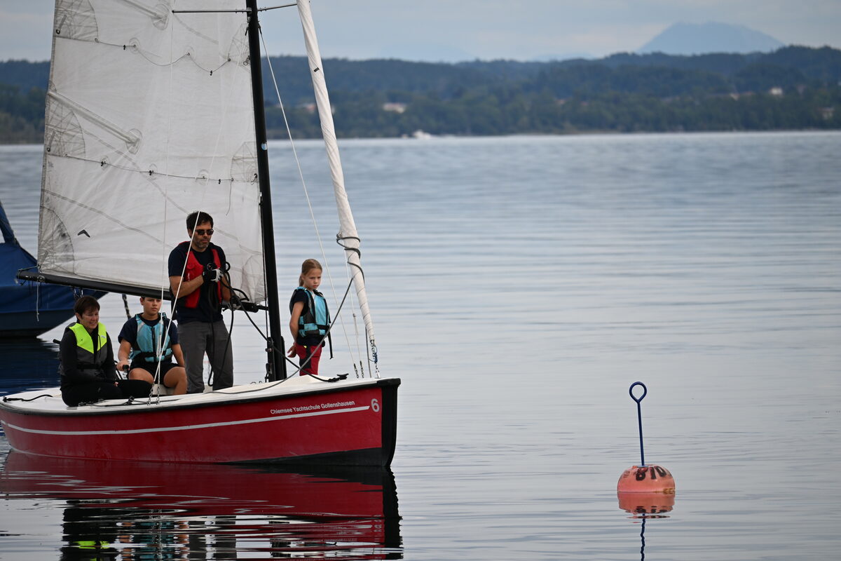 Kinder beim Segeln