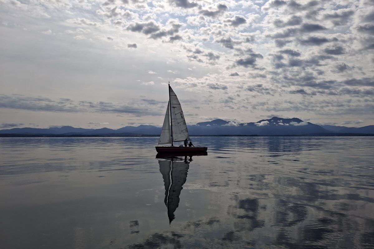 Segelboot auf dem stillen Chiemsee