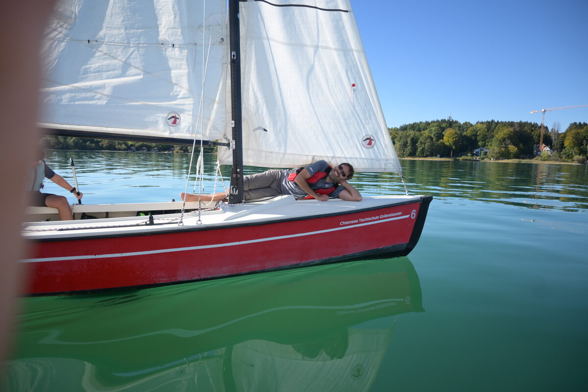 Rotes Boot unter Segel